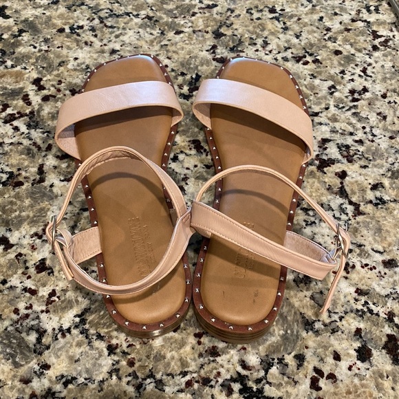 Cushionaire Women's Verona Studded one band sandals in a blush color - Picture 4 of 6